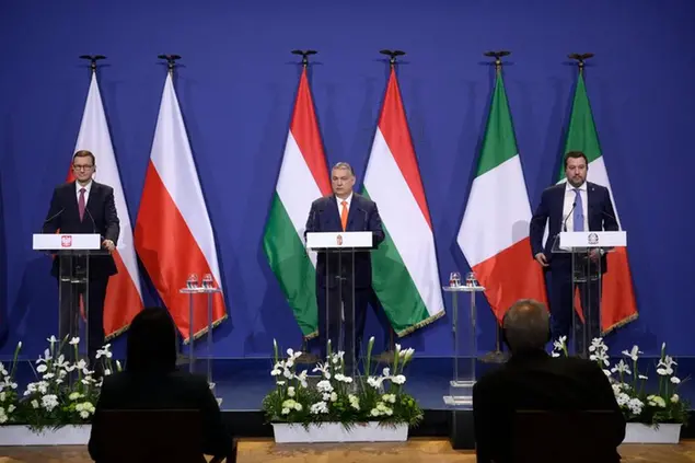 Il primo ministro polacco, Mateusz Morawiecki; il primo ministro ungherese, Viktor Orban and Leader e il segretario della Lega, Matteo Salvini\\u00A0(Szilard Koszticsak/MTI via AP)