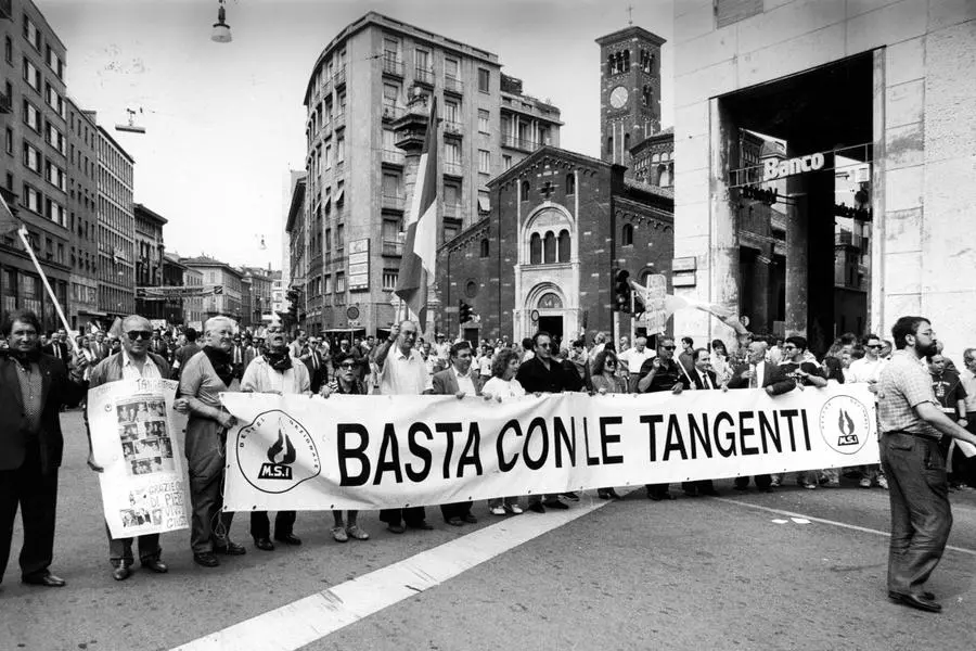 anni '90 archivio storico Mani pulite (comunemente nota anche come tangentopoli) è il nome giornalistico dato ad una serie d'inchieste giudiziarie, condotte in Italia nella prima metà degli anni novanta da parte di varie procure giudiziarie, che rivelarono un sistema fraudolento ovvero corrotto che coinvolgeva in maniera collusa la politica e l'imprenditoria italiana. nella foto: Tangentopoli. Busta n° 6241