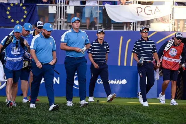 I golfisti della squadra europea Shane Lowry e Sepp Straka e i golfisti della squadra statunitense Collin Morikawa e Rickie Fowler durante le partite Foursomes della prima giornata della Ryder Cup 2023 al Marco Simone Golf Club di Guidonia (foto ANSA)