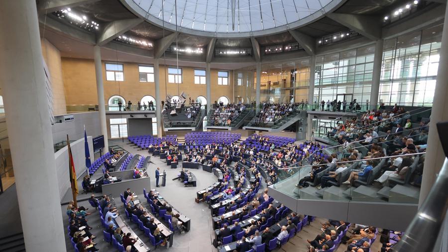 Germania, il Bundestag in pausa estiva per abbassare i toni