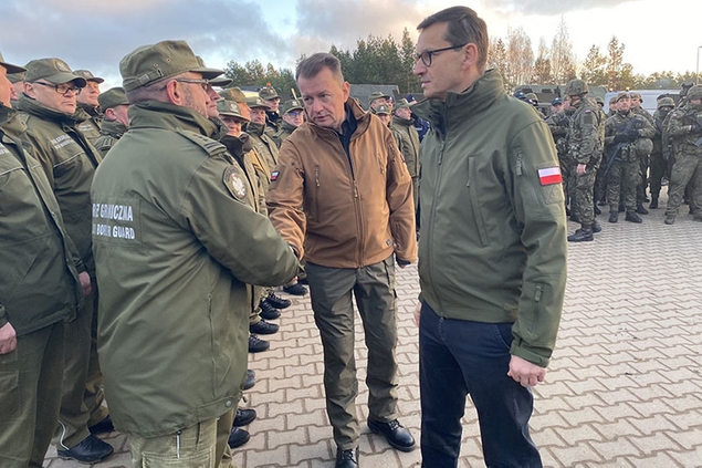 (Il premier polacco Morawiecki e il ministro della Difesa incontrano le guardie di frontiera a\\u00A0Ku\\u017Anica. Foto Polska-Zbrojna)