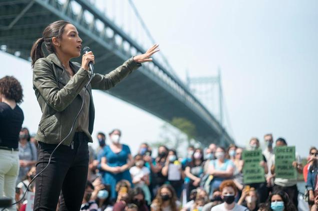 New York, Alexandria Ocasio Cortez parla del Green New Deal nell'Astoria Park