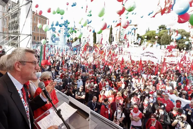 16/10/2021 Roma, manifestazione unitaria dei sindacati dopo l'aggressione squadrista di sabato nella sede della Cgil. Nella foto i segretario della CGIL Maurizio Landini parla dal palco di piazza San Giovanni