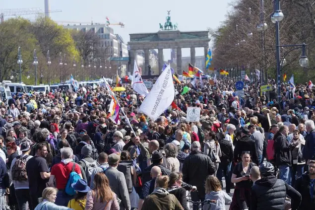 21 April 2021, Berlin: Numerous people take part in a demonstration against Corona restrictions in front of the Brandenburg Gate. Numerous people protest against the Corona restrictions and the amendment of the Infection Protection Act. The Bundestag is dealing with the issue in its session today and wants to pass a nationwide Corona emergency brake. Photo by: J'rg Carstensen/picture-alliance/dpa/AP Images