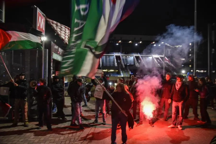 Il presidio pro-Pal organizzato nei pressi del Forum di Assago prima del match di Eurolega tra Olimpia Milano e Hapoel Tel Aviv (FOTO ANSA)