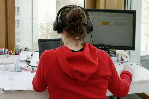 24/03/2020 Parigi, un'impiegata lavora da casa con il suo computer portatile, per l'emergenza coronavirus