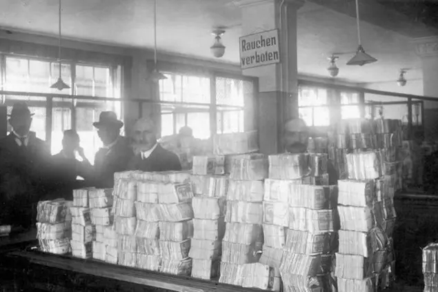 ADN-ZB Deutschland In der Geldauflieferungsstelle der Reichsbank in Berlin. (Aufnahme: Oktober 1923) 6823