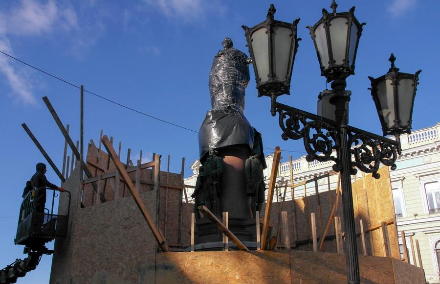 Piazza di Odessa con monumenti rimosi e nuovi nomi, simboli culturali in discussione