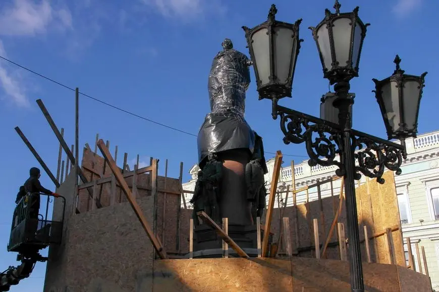 Odessa cancella la sua storia russa, in Ucraina la lotta è anche culturale