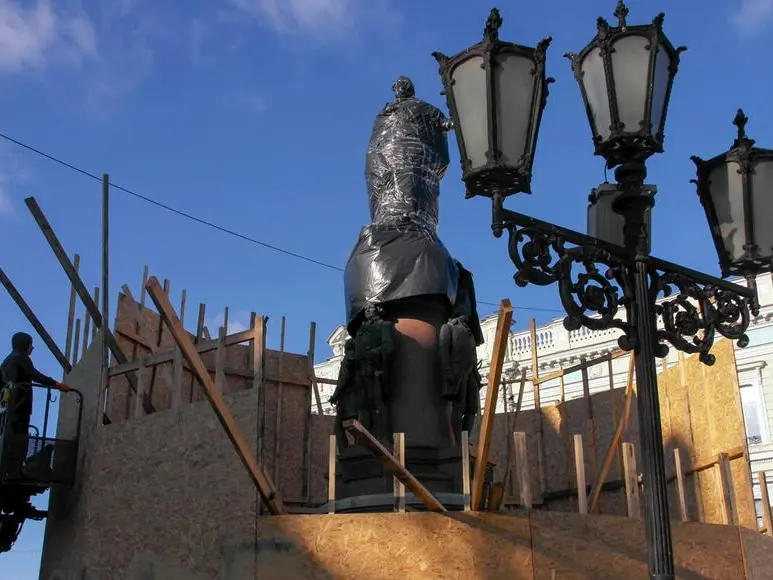 Odessa cancella la sua storia russa, in Ucraina la lotta è anche culturale