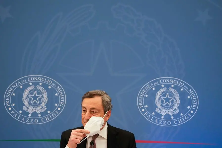 Il presidente del Consiglio dei ministri Mario Draghi durante una conferenza stampa a palazzo Chigi (AP Photo/Gregorio Borgia)