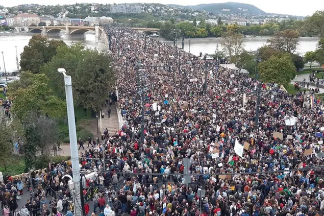 (Le proteste nella capitale ungherese il 5 ottobre. Foto Euronews)