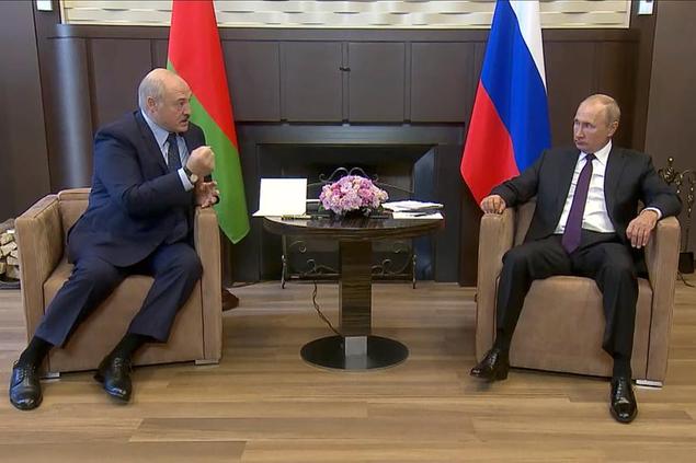 (Alexander Lukashenko con il presidente russo Vladimir Putin)
