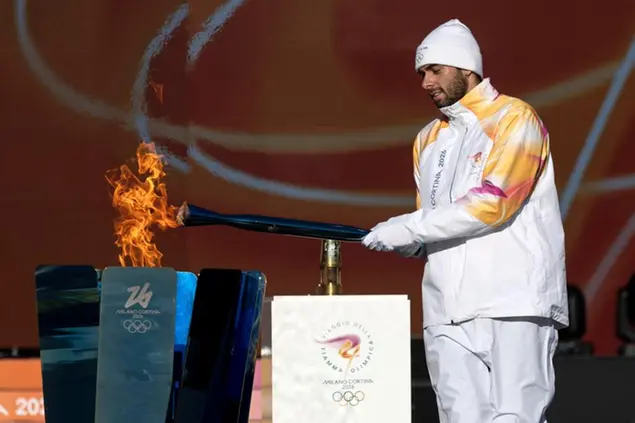 Il campionissimo dell'acqua, Gregorio Paltrinieri, sabato mattina è stato il primo tedoforo della lunga staffetta che porterà la torcia olimpica a Milano il 5 febbraio, il giorno prima della cerimonia di apertura a San Siro (FOTO ANSA)
