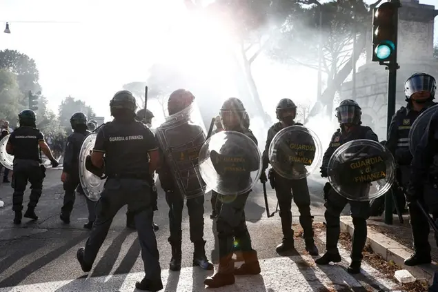 Foto Cecilia Fabiano/ LaPresse 09 Ottobre 2021 Roma (Italia) Cronaca Roma, scontri durante la manifestazione dei No Green Pass Nella Foto: scontri Photo Cecilia Fabiano/ LaPresse October 09, 2021 Rome (Italy) NewsRome, clashes during the demonstration of the No Green Pass In the Pic : clashes