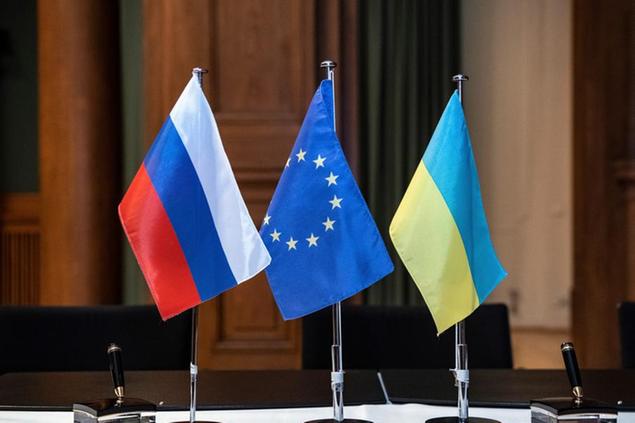 19 December 2019, Berlin: The flags of Russia (l-r), the EU and Ukraine, are on a table in the Ministry of Economy before a press conference after negotiations between Russia and Ukraine mediated by the EU and Germany. Russia and Ukraine have reached an agreement in principle on a new gas transit contract. Photo by: Paul Zinken/picture-alliance/dpa/AP Images