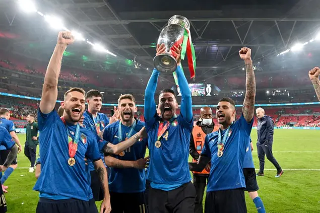 Player with cup, cup, trophy, trophy. Alessandro FLORENZI (ITA). jubilation, joy, enthusiasm, action. Final, game M51, Italy (ITA) - England (ENG) 4-3 iE on 07/11/2021 in London / Wembley Stadium. Soccer Euro 2020 from 11.06.2021-11.07.2021. Photo; Marvin Guengoer / GES / Pool via Sven Simon Fotoagentur GmbH & Co. Press photo KG # Prinzess-Luise-Str. 41 # 45479 M uelheim / R uhr # Tel. 0208/9413250 # Fax. 0208/9413260 # GLS Bank # BLZ 430 609 67 # Account 4030 025 100 # IBAN DE75 4306 0967 4030 0251 00 # BIC GENODEM1GLS # www.svensimon.net. Photo by: Marvin Guengoer / GES/picture-alliance/dpa/AP Images