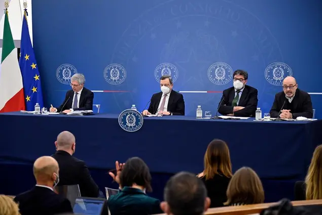 Il presidente del Consiglio Mario Draghi, Daniele Franco, Giancarlo Giorgetti e Roberto Cingolani (Photo Riccardo Antimiani/POOL Ansa/LaPresse)