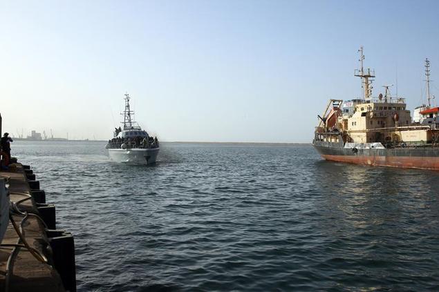 10/02/2021 Al Khums, circa 200 migranti illegali diretti in Europa sono stati soccorsi dalla Guardia Costiera a largo delle coste libiche.