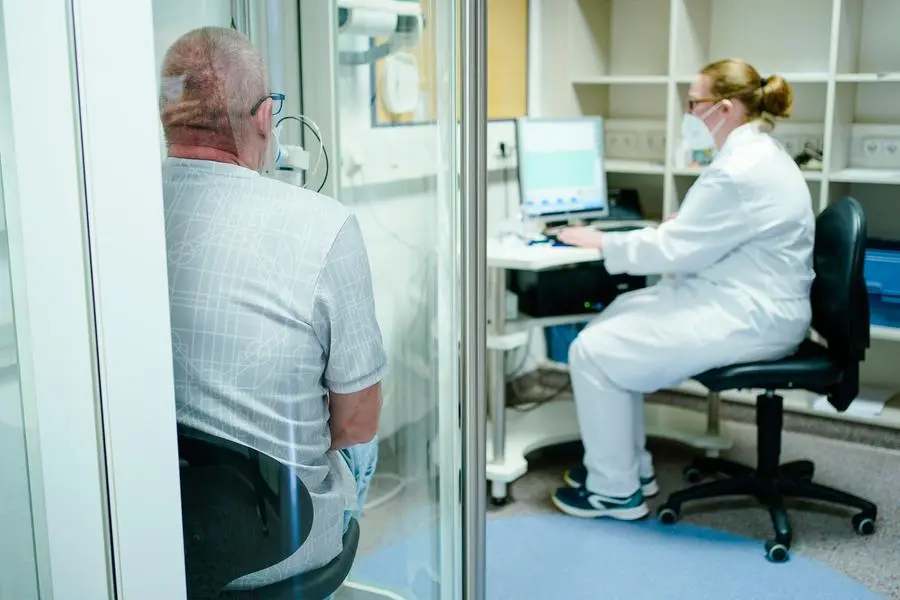 21 December 2020, Baden-Wuerttemberg, Heidelberg: An employee measures the lung function of J'rg K., a patient recovering from a corona disease, in a lung test cabin at the Heidelberg-K'nigstuhl rehabilitation clinic. (to dpa: \\\"Covid-19 patients recover from \\\"inflammatory storm\\\" in rehab\\\") Photo by: Uwe Anspach/picture-alliance/dpa/AP Images