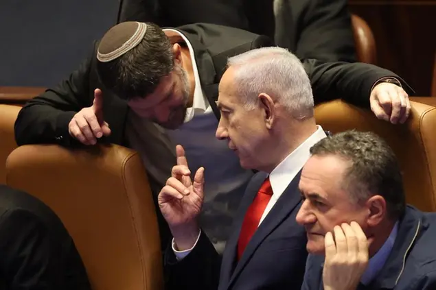 (Netanyahu confabula con Smotrich alla Knesset. Foto Ansa)