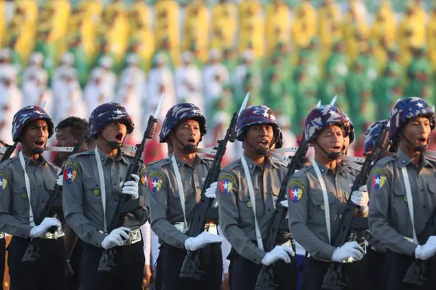 Police march during a ceremony marking Myanmar's 75th anniversary of Independence Day in Naypyitaw, Myanmar, Wednesday, Jan. 4, 2023. (AP Photo/Aung Shine Oo) Associated Press/LaPresse EDITORIAL USE ONLY/ONLY ITALY AND SPAIN