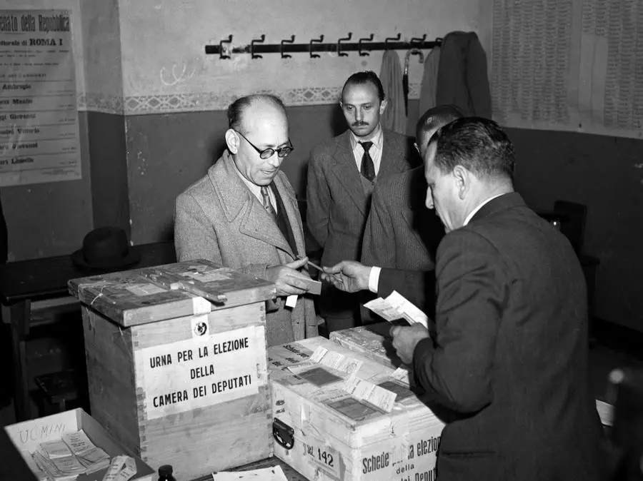 Il presidente dell'Assemblea Costituente Umberto Terracini consegna la scheda elettorale durante le prime elezioni politiche dell'Italia repubblicana - ANSA