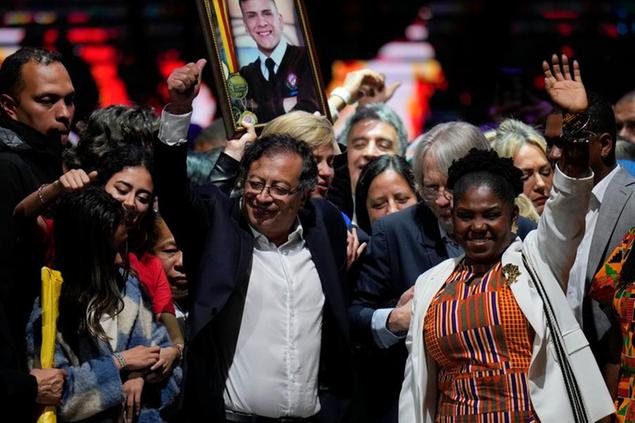 Gustavo Petro e Francia Marquez\\u00A0festeggiano davanti ai sostenitori dopo aver vinto il ballottaggio presidenziale a Bogot\\u00E0, in Colombia (AP)
