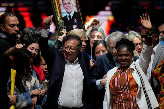Gustavo Petro e Francia Marquez\\u00A0festeggiano davanti ai sostenitori dopo aver vinto il ballottaggio presidenziale a Bogotà, in Colombia (AP)