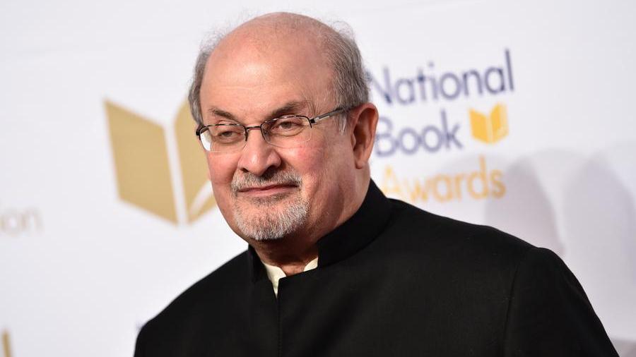 Aggredito a New York lo scrittore Salman Rushdie