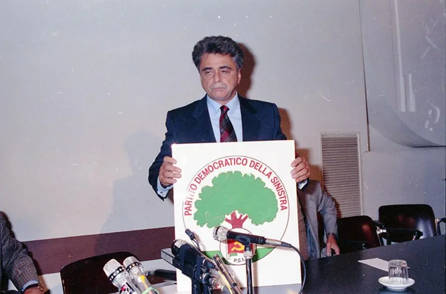 Achille Occhetto durante la presentazione del nuovo simbolo del Pds (foto Ansa)
