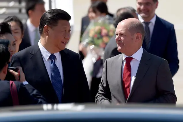 (Xi Jinping e il cancelliere tedesco insieme nel 2017 ad Amburgo, citt\\u00E0 della quale all'epoca Olaf Scholz era sindaco. Foto AP)