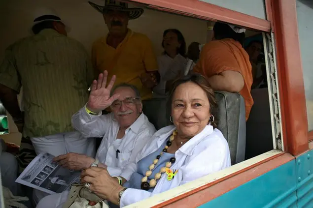Nella foto\\u00A0Gabriel Garcia Marquez e sua moglie Mercedes Barcha (AP Photo/William Fernando Martinez, 2007)