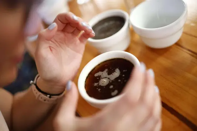 La denuncia delle ong contro i colossi del caffè foto ansa
