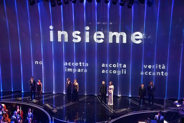 Gli attori di Mare Fuori sul palco di Sanremo nel corso del momento dedicato alla lotta alla violenza sulle donne