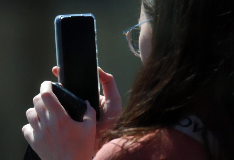 La Corte costituzionale francese boccia il divieto di social per i minori
