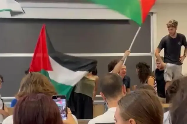 L'irruzione degli studenti pro-pal all'università di Pisa