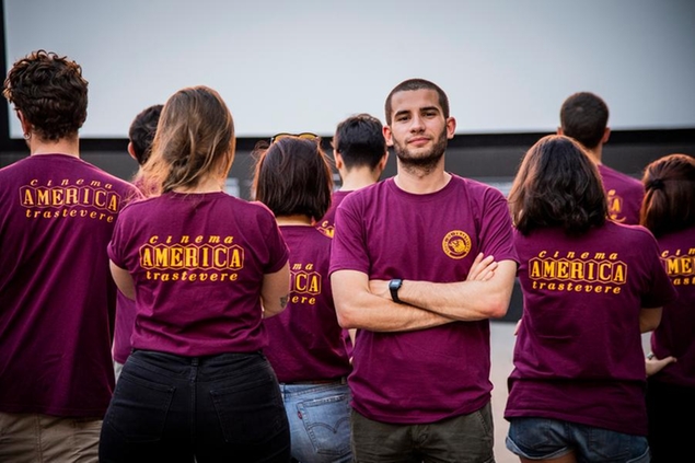 Valerio Carocci insieme ad alcuni soci e volontari dell'Associazione Piccolo Cinema America a Trastevere nel giugno 2019