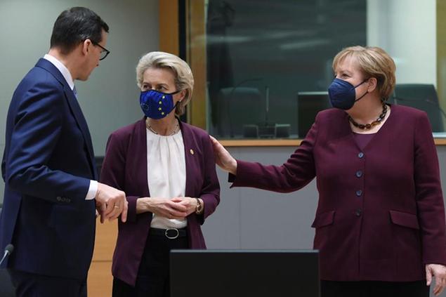(Il premier polacco Mateusz Morawiecki, la presidente della Commissione Ue e Angela Merkel al consiglio europeo dello scorso ottobre. Foto AP)