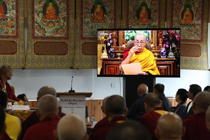 In un messaggio video, il Dalai Lama ha parlato della gestione della sua successione (foto Epa/Ansa)