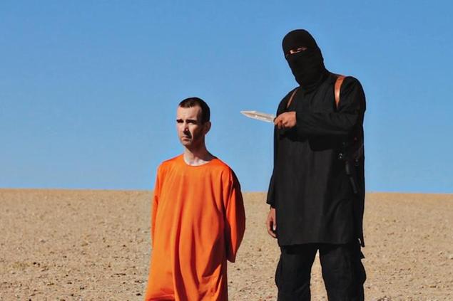 10/02/2015 Iraq, un militante dello Stato Islamico si prepara a decapitare l'operatore umanitario inglese David Haines in un video di propaganda rilasciato dall' ISIS