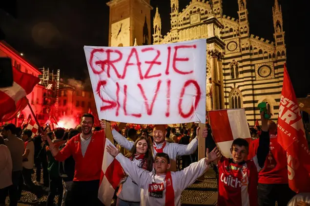 Foto Alessandro Bremec/LaPresse 29 Maggio, 2022 Monza, Italia News I festeggiamenti dei tifosi in centro a Monza per la promozione in Serie A dopo la vittoria contro il Pisa. Nella foto: Tifosi del monza festeggiano Photo Alessandro Bremec/LaPresse May 29, 2022 Monza, Italy News The celebrations of the fans in the center of Monza for the promotion to Serie A after the victory against Pisa. In the photo: Monza fans celebrate