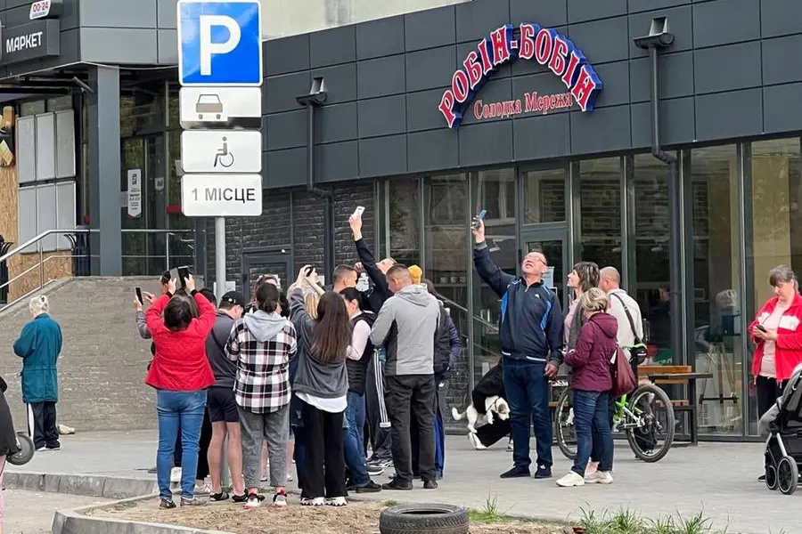 La ricerca della connessione a Kherson (foto Konstantin Ryzhenko)