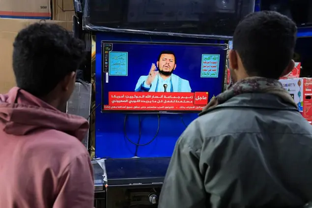 Il leader degli Houthi Abdul-Malik al-Houthi parla alla tv in Yemen