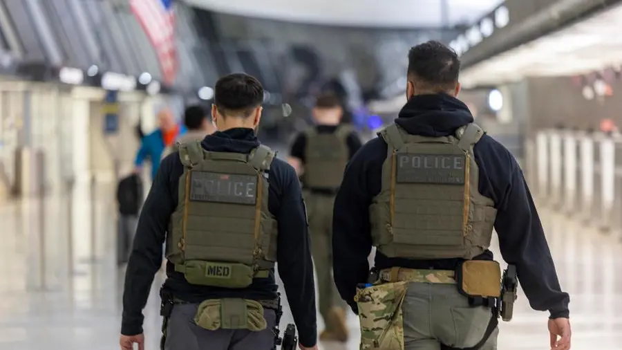 Agenti dell’Ice arrestano passeggeri negli aeroporti Usa, tensioni e accuse di terrorismo