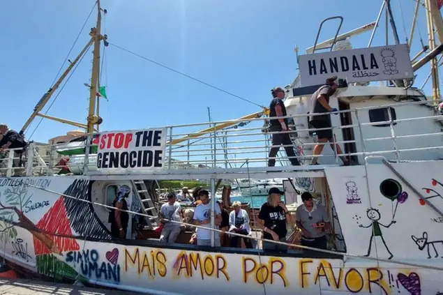 La nave Handala della Freedom Flotilla, con a bordo attivisti filo-palestinesi e aiuti umanitari, è partita da Siracusa lo scorso 13 luglio, facendo rotta verso Gaza