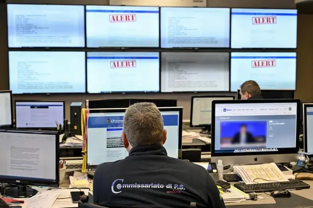 La centrale operativa della Polizia postale