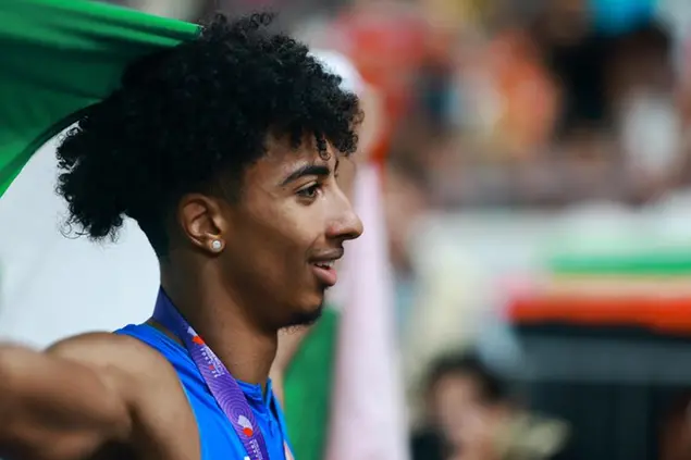 Mattia Furlani ha vinto l'oro ai Mondiali di atletica di Tokyo con un salto praticamente perfetto: 8.39, nuovo primato personale e quinta medaglia per l’Italia (FOTO EPA)