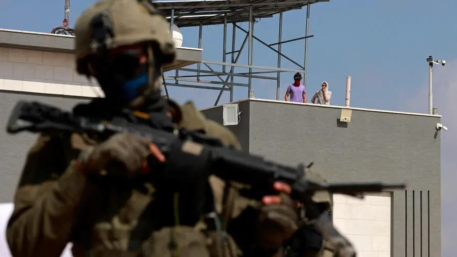 Attivisti italiani evacuati da un villaggio assediato in Cisgiordania, mentre le autorità israeliane chiudono la zona