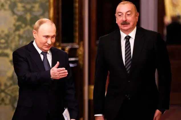 Il presidente dell’Azerbaigian, Ilham Aliyev, con Vladimir Putin al Cremlino per il vertice dei capi distato della Comunità degli stati indipendenti